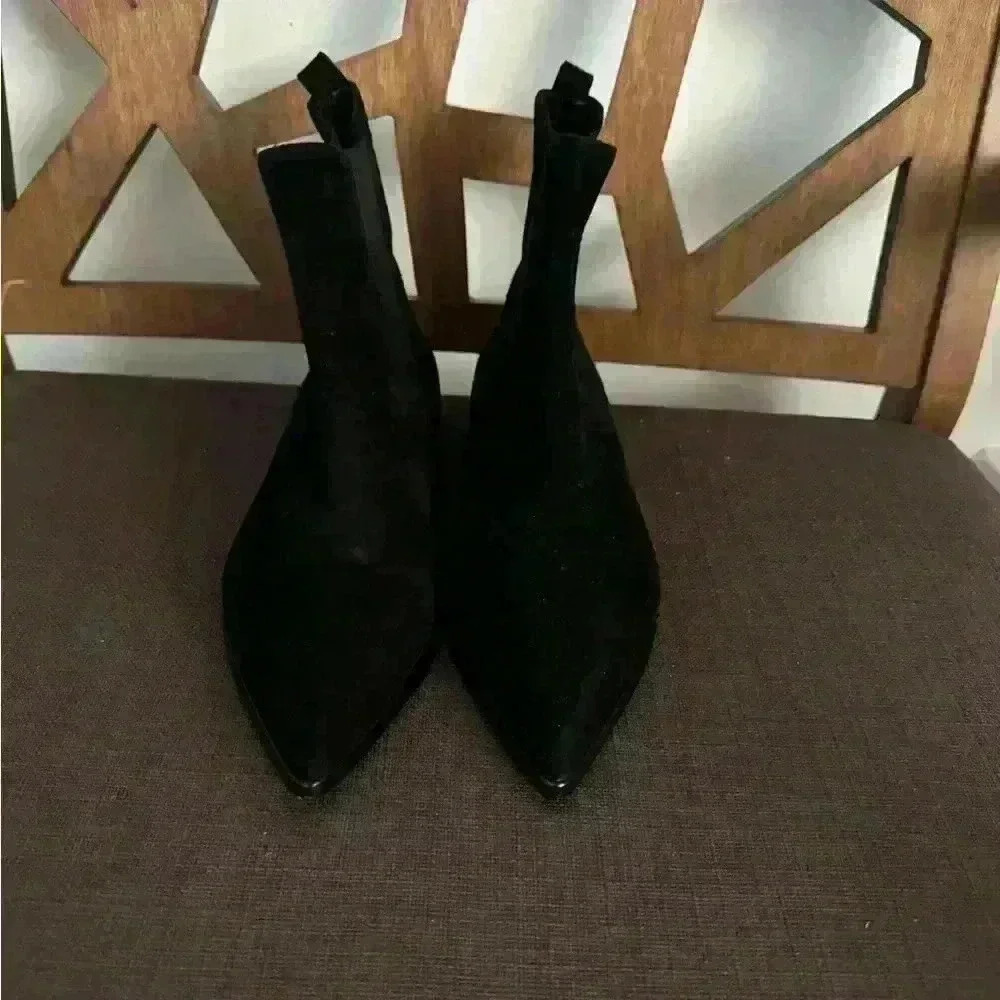 A G L 
Leather ankle boot with elastic used like a new